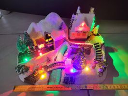 Weihnachtslandschaft mit Zug und LED Licht beleuchtet 