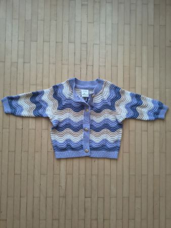 Strickjacke Kinder Grösse 68 Wellenmuster - neuwertig 