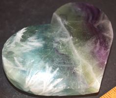Deko Heilstein L-4367 – Fluorit-Schneeflocken-Feder-Herz