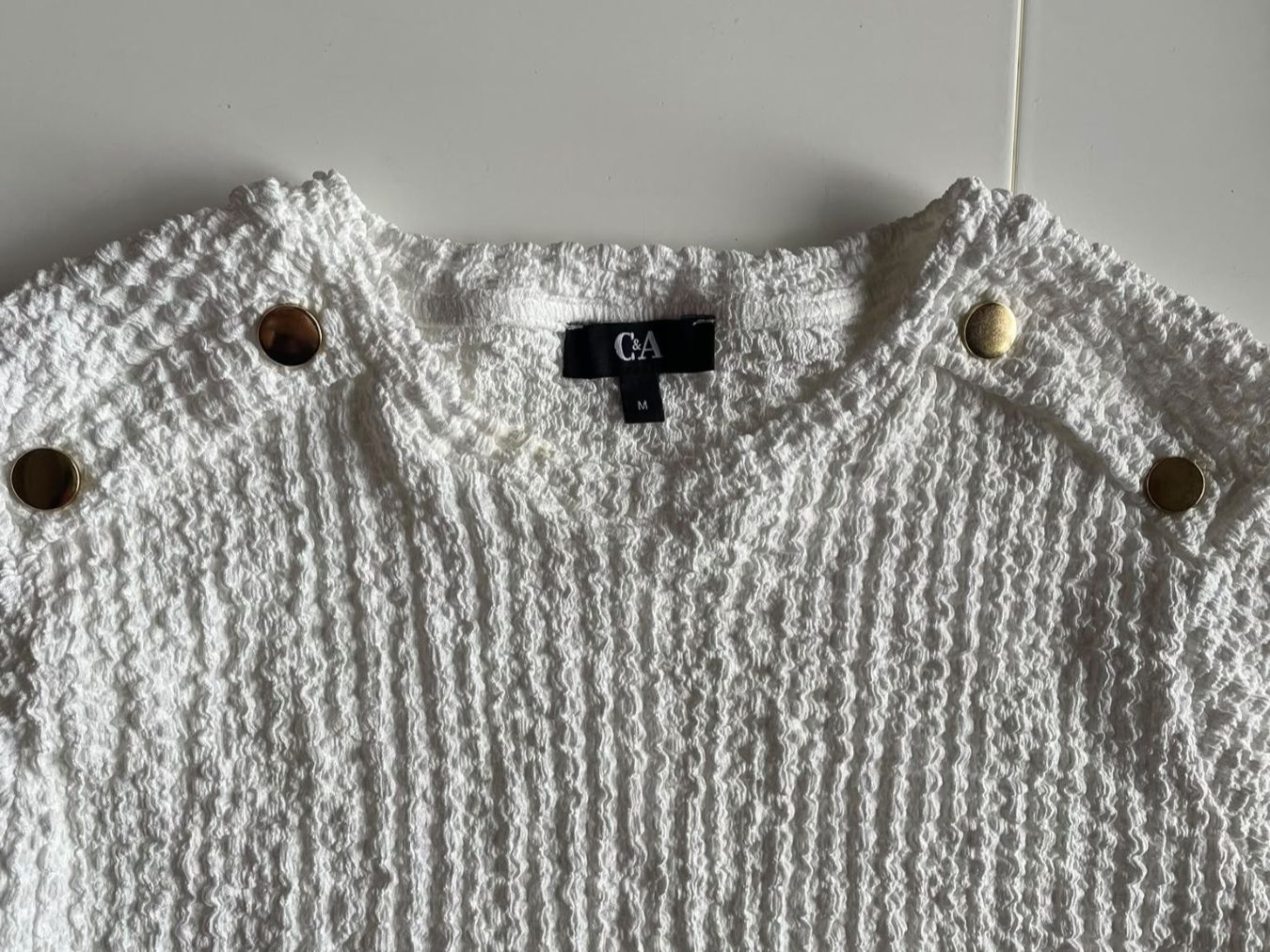 C&A Top: Haut blanc texturé à boutons dorés - M – Usato da Troinex venduto da Irisglo 4