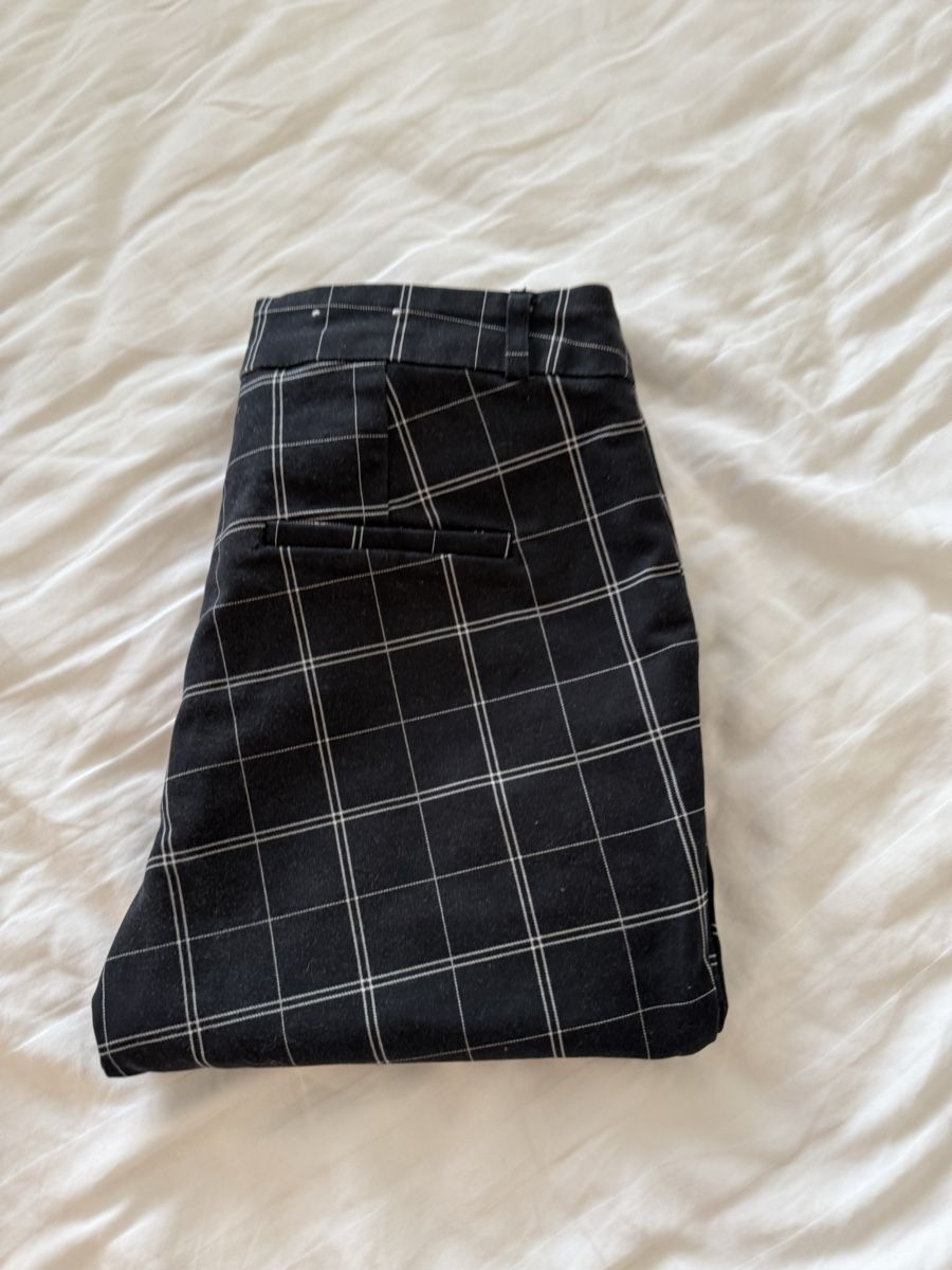 Stradivarius Hosen: Stylische Stoffhose von Stradivarius – Gebraucht aus Volketswil von habibeoez