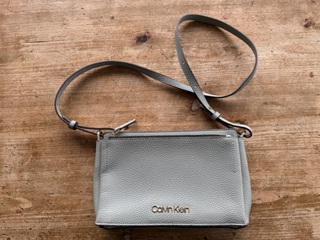Neuwertige Calvin Klein Handtasche Umhängetasche grau