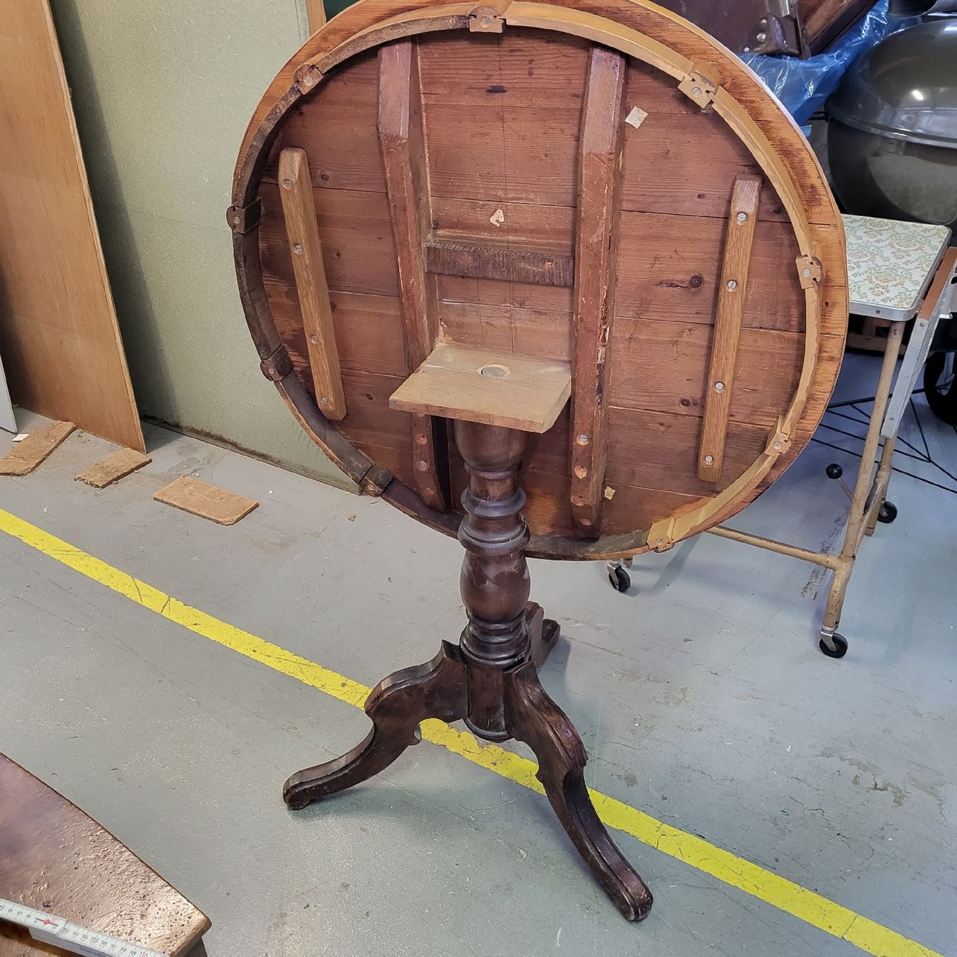 Set di tavolo e panche: runder Tisch inkl. 2 Stühle antik – Usato da Kägiswil venduto da Megafi56 3