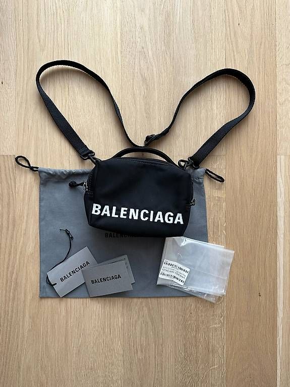 Sacs: BALENCIAGA Wheel Logo Tasche  – D'occasion à St. Gallen par Sabrinaaa 1