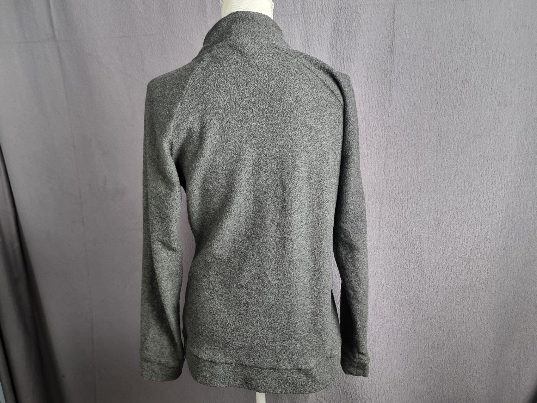 Maglioni & Felpe: Grauer Faserpelz Pullover – Usato da Urtenen-Schönbühl venduto da Restwert_Schoenbuehl 1