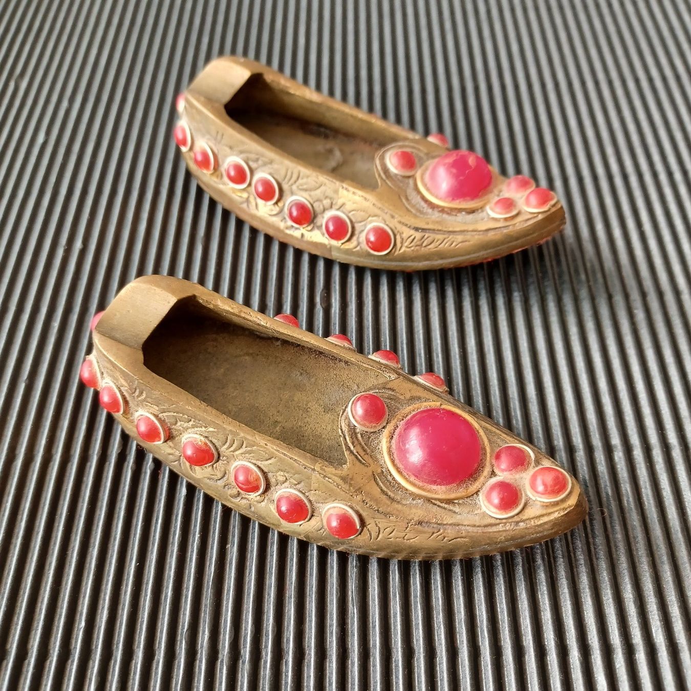 Portacenere: ASCHENBECHERPAAR . Messing. Vintage. / Schuhe. – Usato da Zürich venduto da Bellabo 1