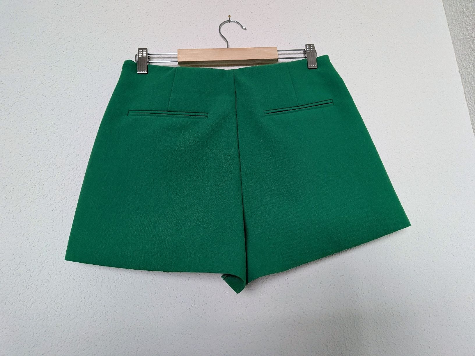 Zara Pantaloni: Damen Shorts Grösse M grün  – Usato da Lachen SZ venduto da joa_rf9n 1