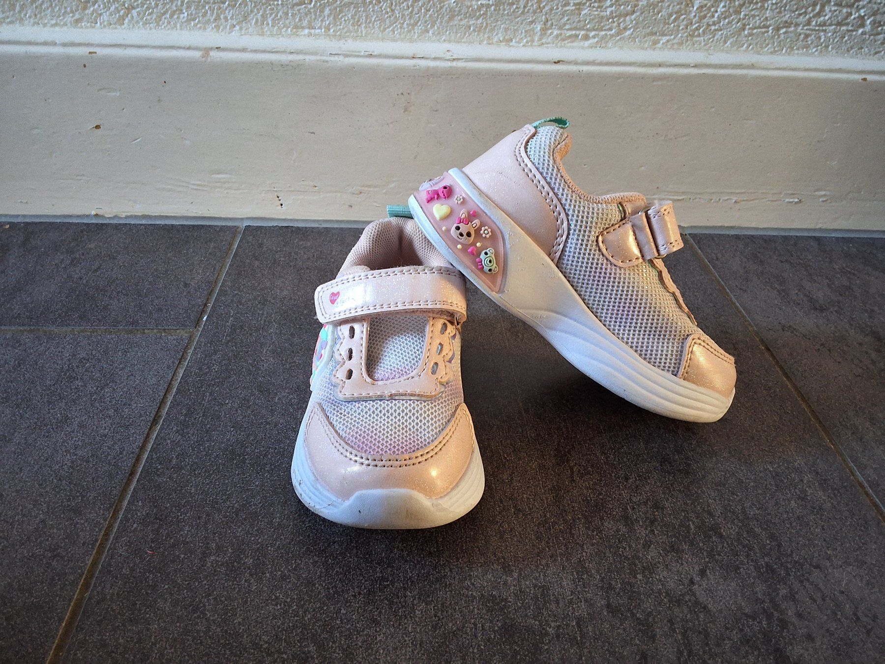 Schuhe für Mädchen: Turnschuhe 23 mit Blinksohle – Gebraucht aus Winterthur von juulipeace