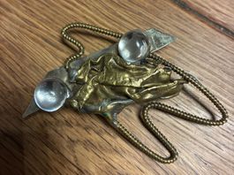 Brosche aus Metall und Glas