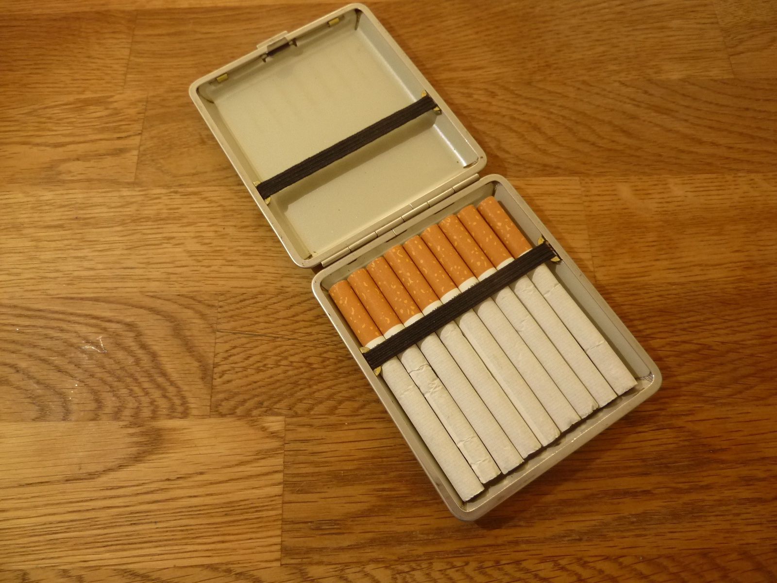Sonstige Tabakwaren: Zigaretten Etui Leder Chromstahl vintage – Gebraucht aus Hochfelden von swissice 1