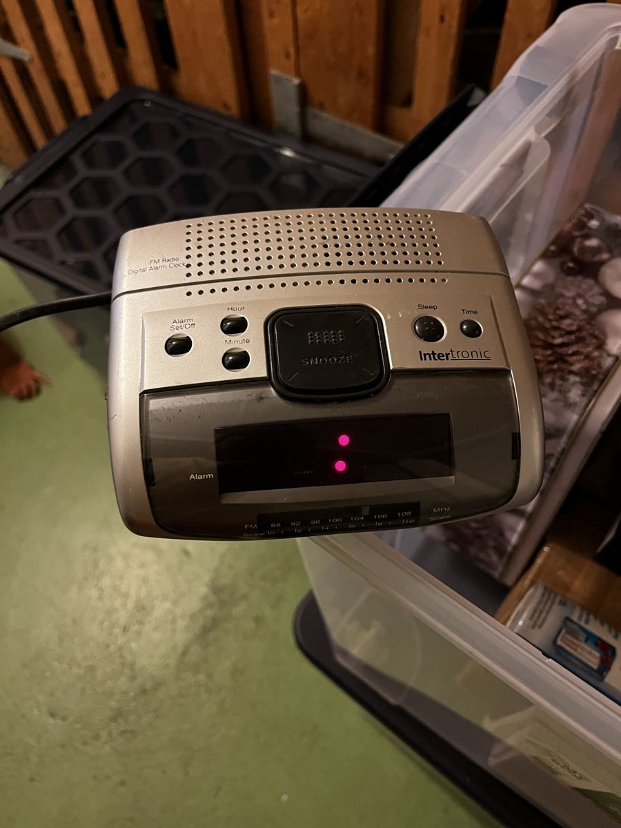 Sveglie:     Intertronic CR-240 Radiowecker – Usato da Pfäffikon ZH venduto da Restore-Me