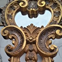 Specchiera da parete in stile Neobarocco. Decorazione in oro