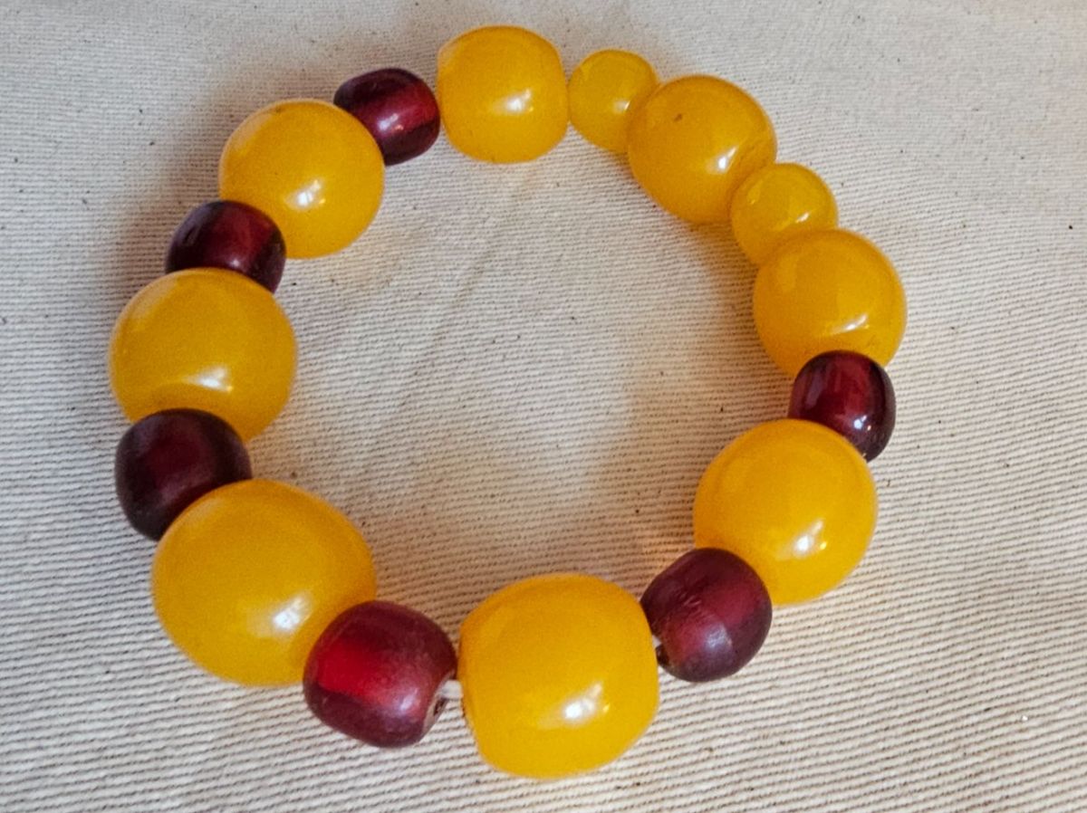 Bracciali & Braccialetti: gepresstes Bernstein Armband, elastisch mit XL Perlen Gr. L – Usato da Münchenbuchsee venduto da babilibern 2