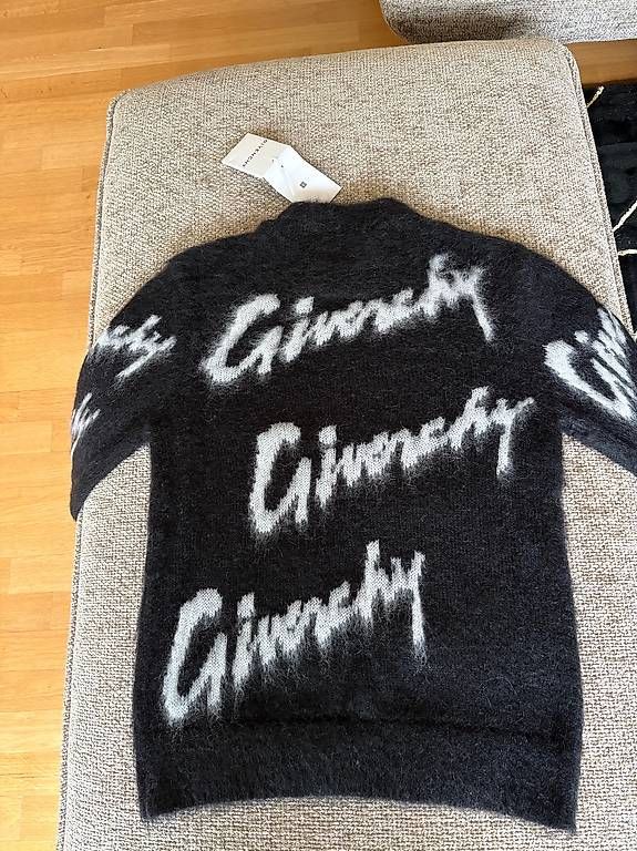 Maglioni & Felpe: Givenchy sweater New with tag – Usato da Pfäffikon SZ venduto da Netiretta 4