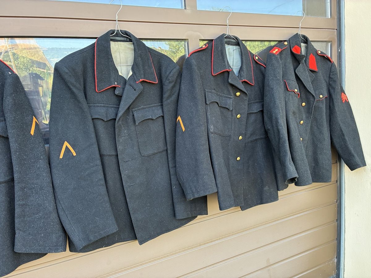 Uniformen: Lot divers habits de pompier  – Gebraucht aus Les Bayards von Mutz51 2