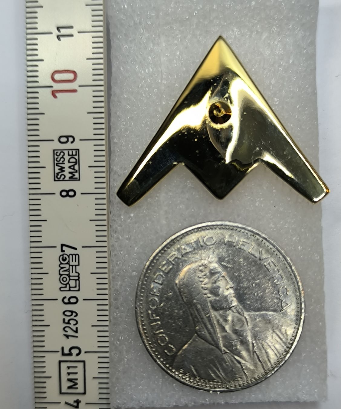 Placchette & Badge: Anstecknadel stealth-Flugzeug  goldfarben  – Usato da Boniswil venduto da ilk_qkq5 1