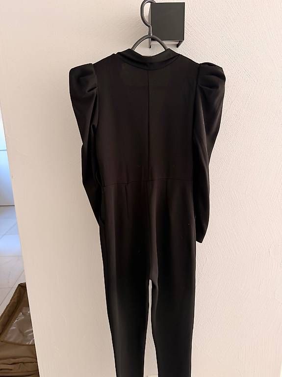 Tute: Black Jumpsuit with Statement Puff Shoulders  Size S – Usato da Münchwilen AG venduto da ale_bm7y 1