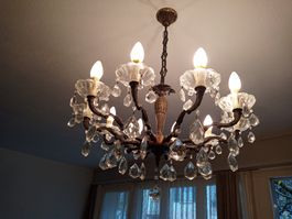 Eleganter Kronleuchter mit Kristallanhängern