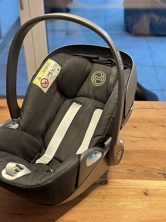 Cybex Seggiolini per auto: Cybex Cloud I-Size Kindersitz Maxi Cosi Black inkl. Base – Usato da Horgen venduto da raphaelamld 1