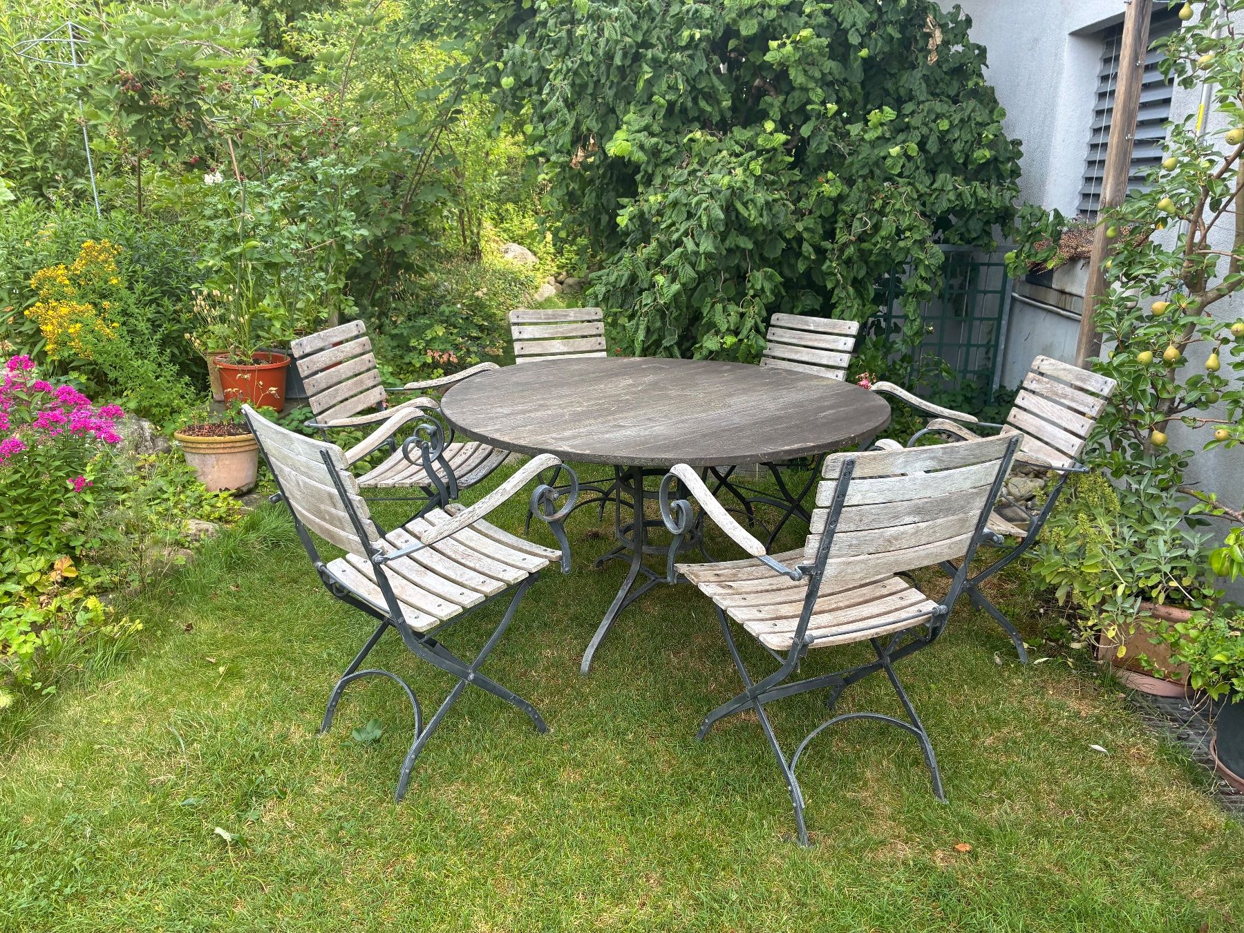 Tavoli: wetterbeständiger Holzgartentisch – Usato da Zürich venduto da Syngaia