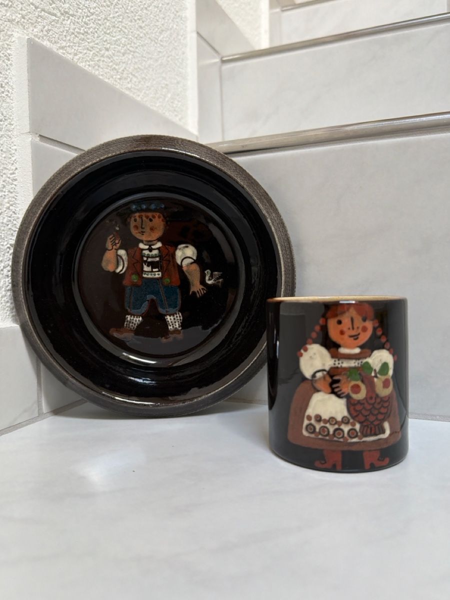 Set di piatti: Keramik von Jakob Stucki, Teller und Becher. – Usato da Biberist venduto da Momo33