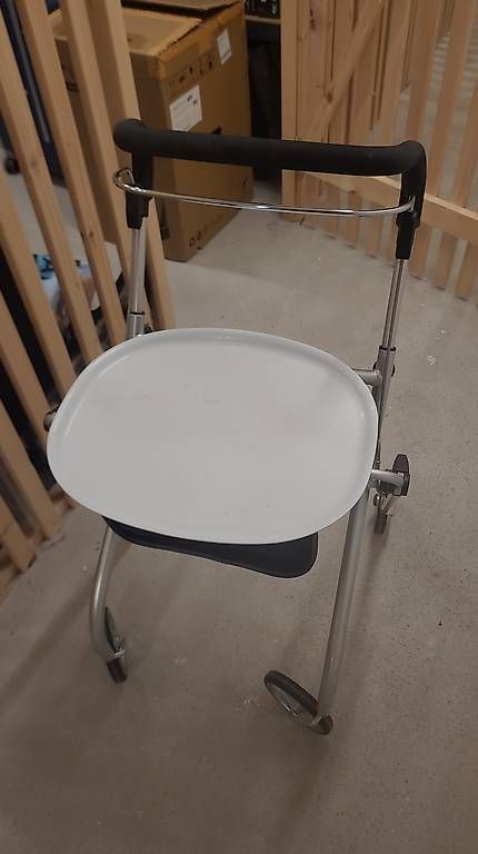 Ausili per la deambulazione: Rollator / Gehwagen mit Ablage – Usato da Baden venduto da grutschm