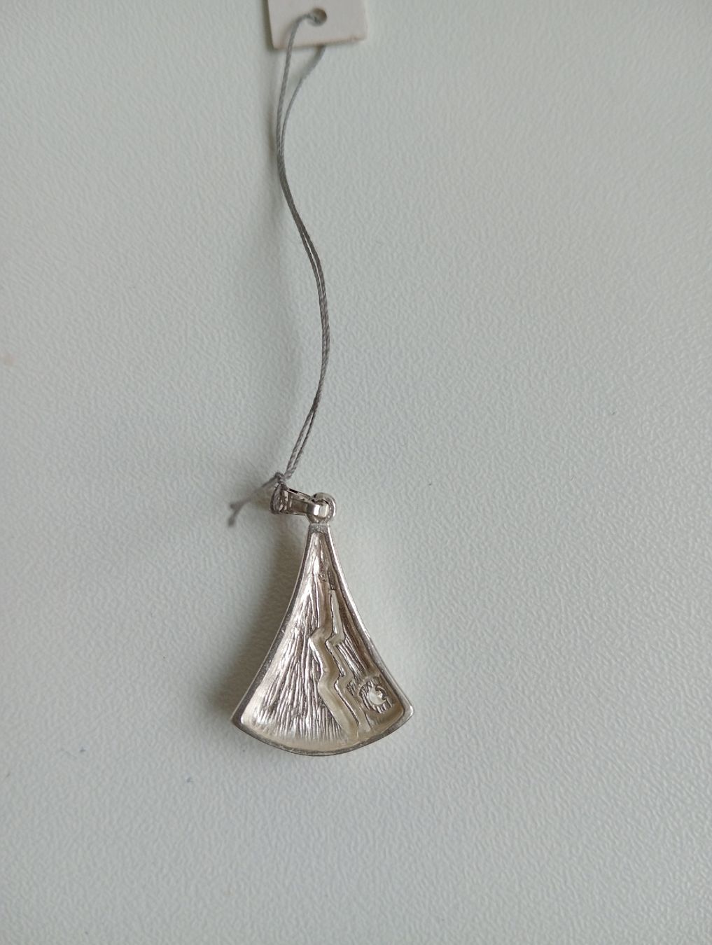 Ciondoli: Silberner Anhänger in Form eines Weihnachtsbaums, Stein, Neu – Nuovo e nell'imballaggio originale da Allschwil venduto da Evgeniia78 2