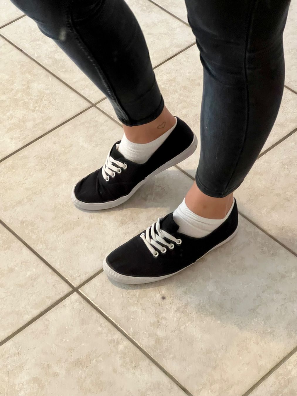 Scarpe da donna: basket basse noire - taille 40 – Usato da Bossonnens venduto da noemie_01