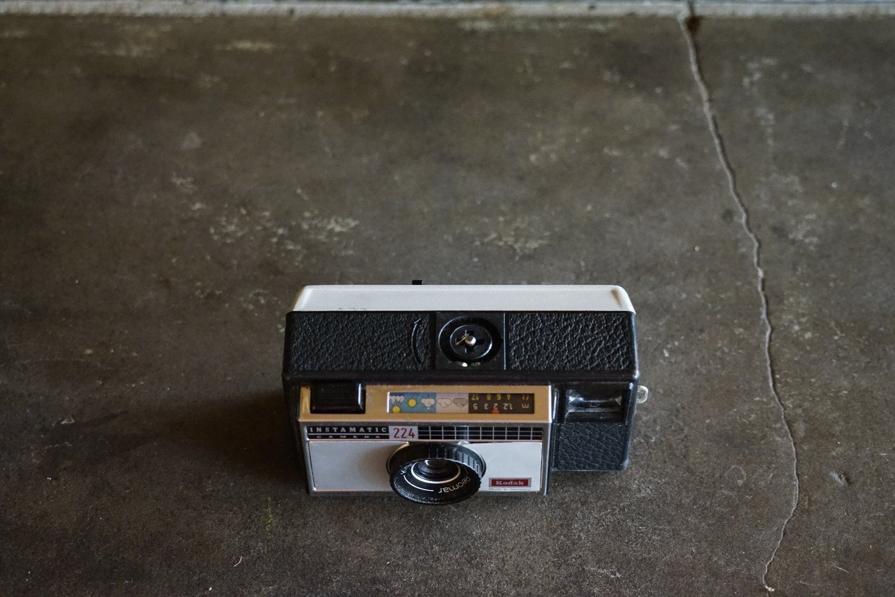 Fotocamera: Fotokamera Kodak Instatmatic Camera 224 – Usato da Hinwil venduto da Antikfischer 1