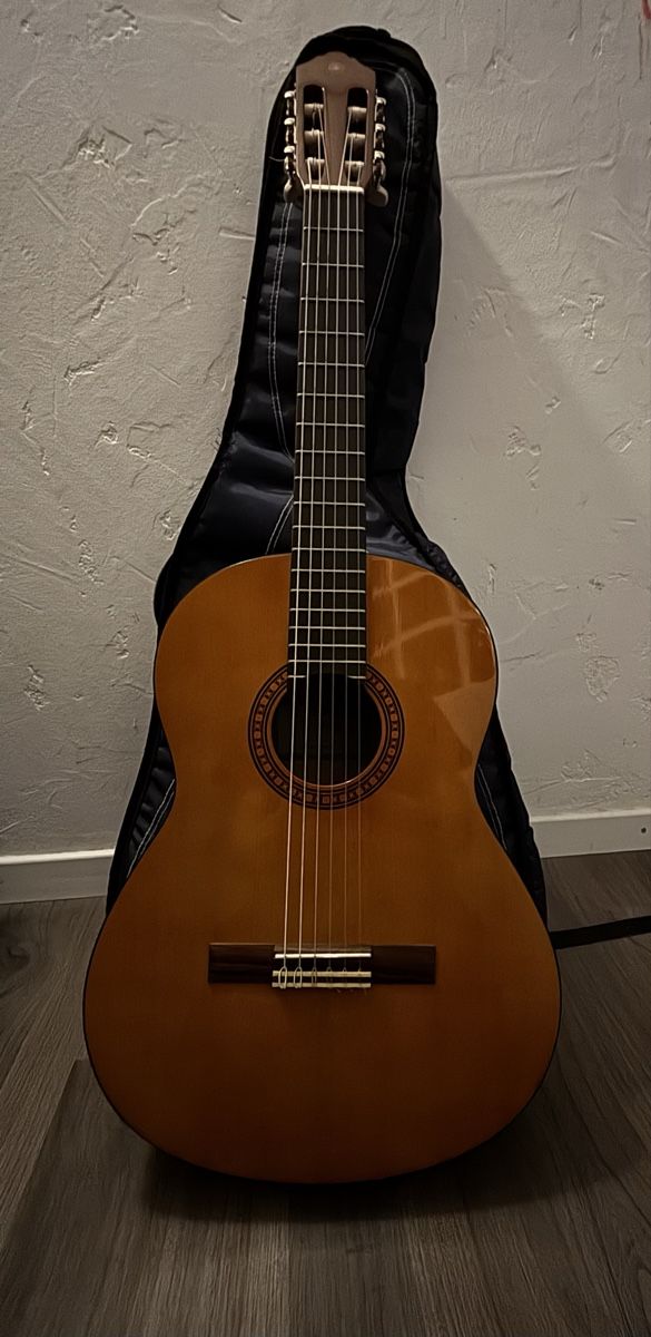 Yamaha Strumenti musicali: Guitare Classique Yamaha – Usato da Le locle venduto da cla_nv8m