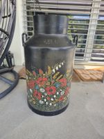 Milchkanne Metall schwarz mit Blumenmalerei, guter Zustand