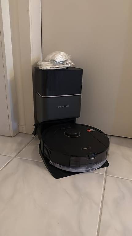Staubsauger & Zubehör: Saugroboter Roborock mit Ladestation – Gebraucht aus Ennetbürgen von Geraldine-Celine