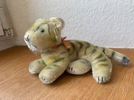 Ältere Stofftier von Steiff liegende Katze 17 cm
