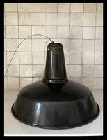 Très belle lampe, véritable suspension industrielle.