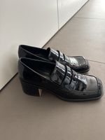 Schwarze Lack-Loafer mit Absatz Gr. 37