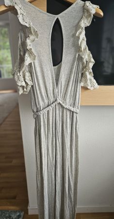 Wunderschönes Kleid mit offenem Rücken, schönen Details