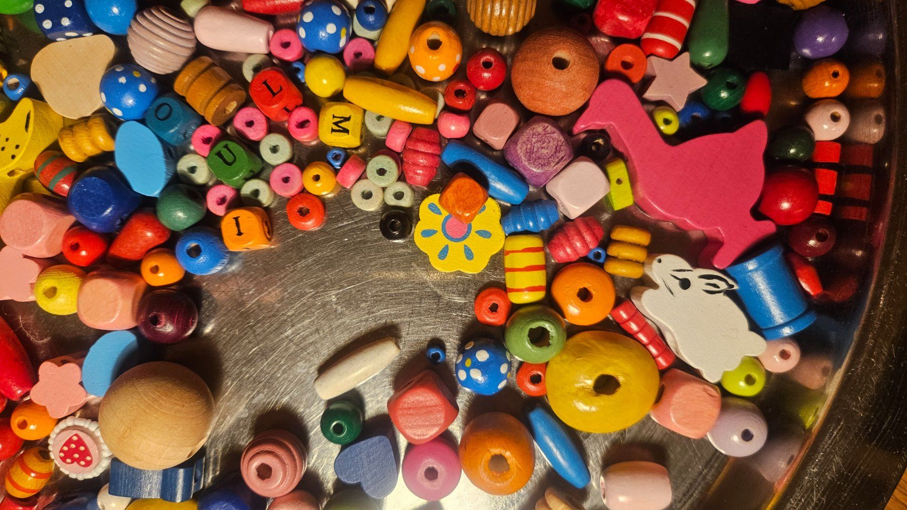 Perlen (unechte): Viele bunte Holzperlen – Gebraucht aus Wetzikon von SIRIOLIT 1