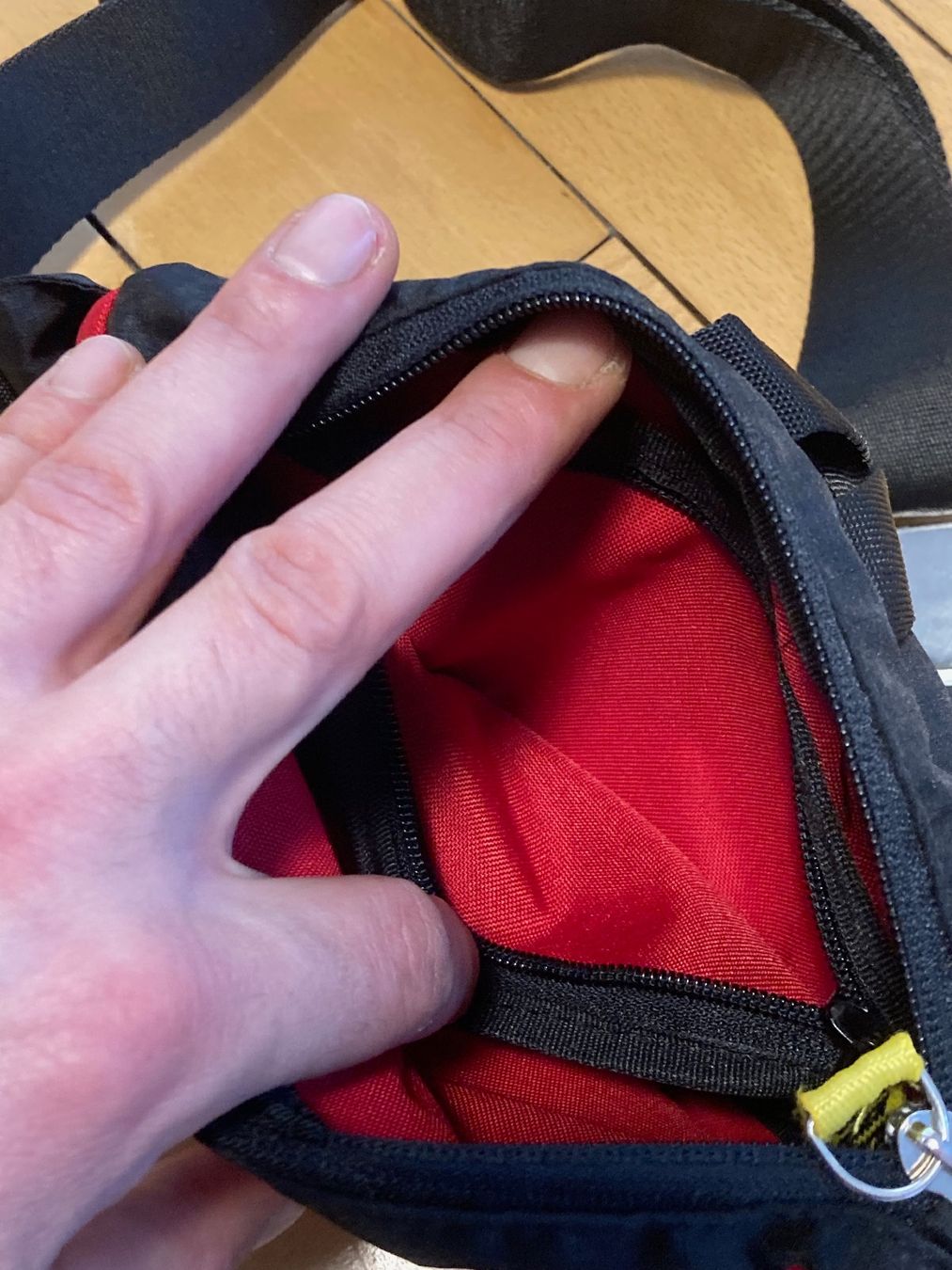 Borse: Fanny Bag Capital Bra Deutsch Rap – Usato da Zürich venduto da le_souk 3