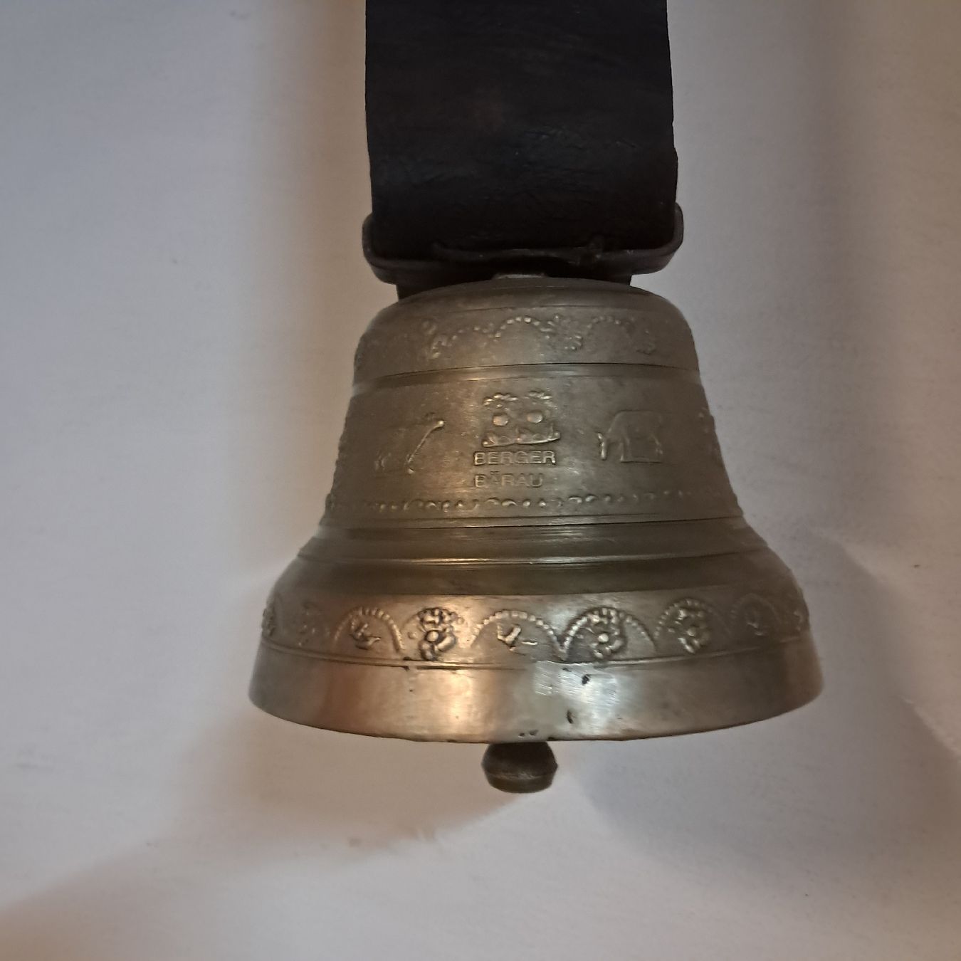 Campanacci mucche: ALTE BERGER BÄRAU GLOCKE  – Usato da Murten venduto da SHETHOF 9