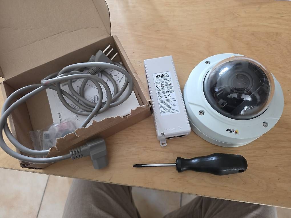 Videocamere: Caméra Axis P3215 VE et switch Poe – Usato da Lausanne venduto da yannaroundtheworld