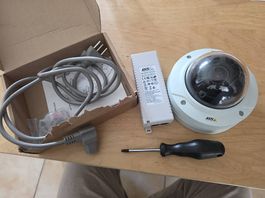 Caméra Axis P3215 VE et switch Poe