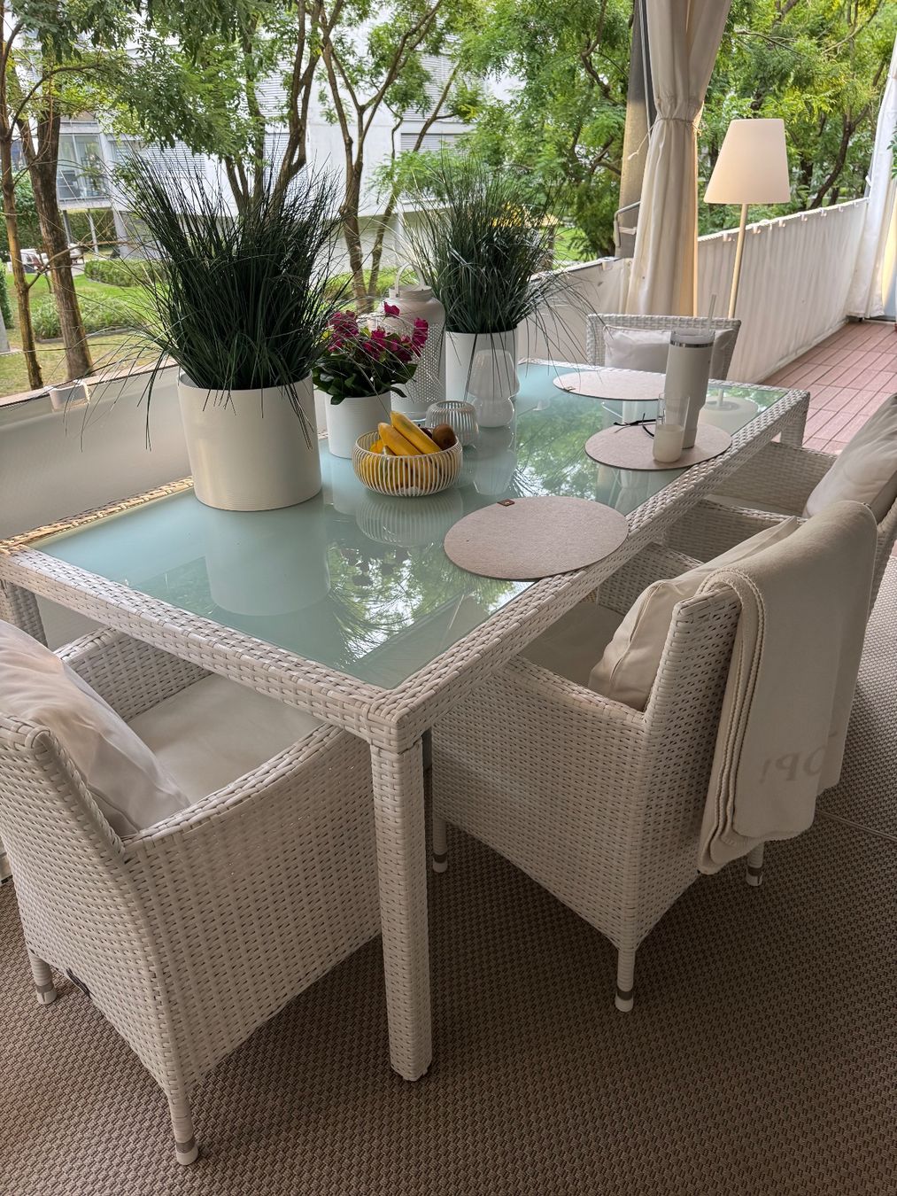 Tische: Gartentisch Rattan mit Glasplatte – Gebraucht aus zürich von Bailey17