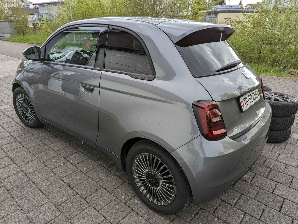 https://img.ricardostatic.ch/images/cc5be0db-6395-40e7-80f3-709b4438fe1d/t_1000x750/fiat-500-electric-87-kw-icon-inkl-zubehor-von-chf-1890