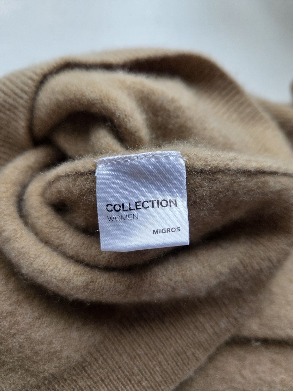 Maglioni & Felpe: 100% Kaschmir Rollkragenpullover – Usato da Liebefeld venduto da ana_-_ 3