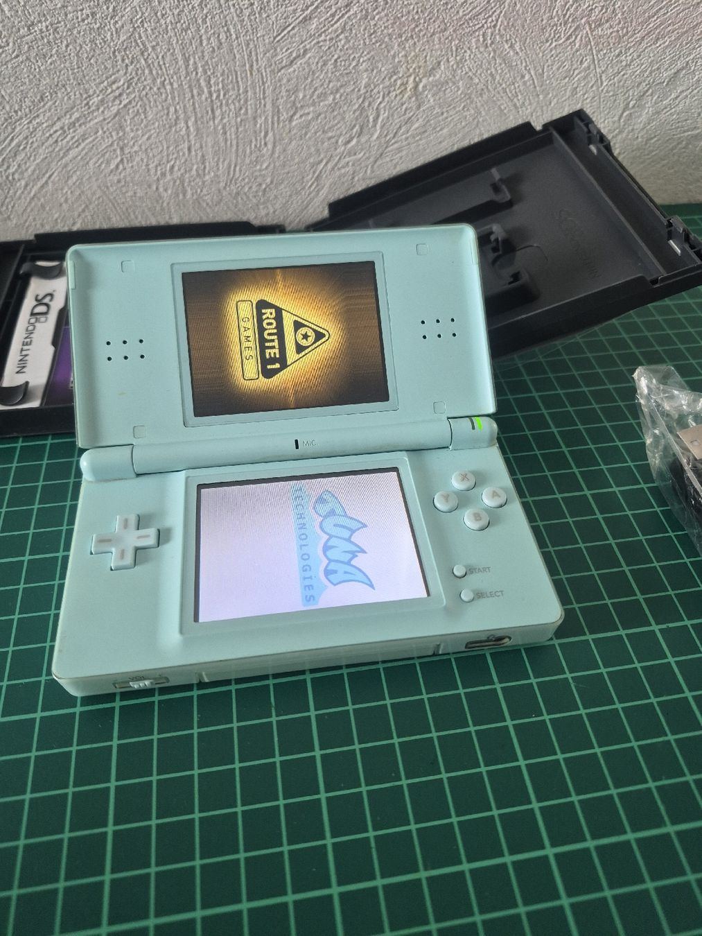 Nintendo Konsolen: Nintendo DS Lite - Ice Blue + Puzzle Collection Game! – Gebraucht aus Meyrin von Retro-GZ 3