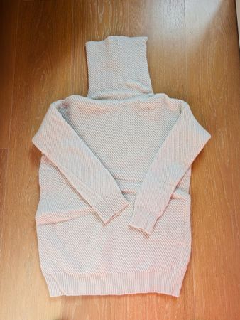 Pull beige d'hiver à col roulé