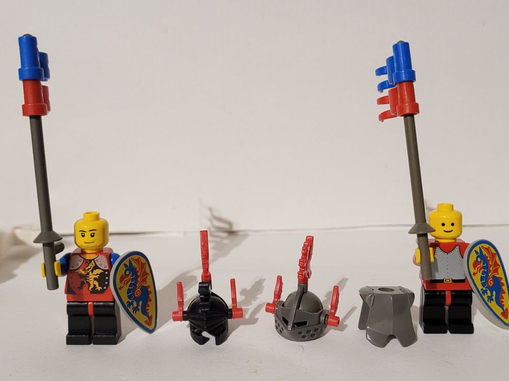 2x Chevaliers Lego Castle Vintage Dragon + Drapeaux. Top ! 4