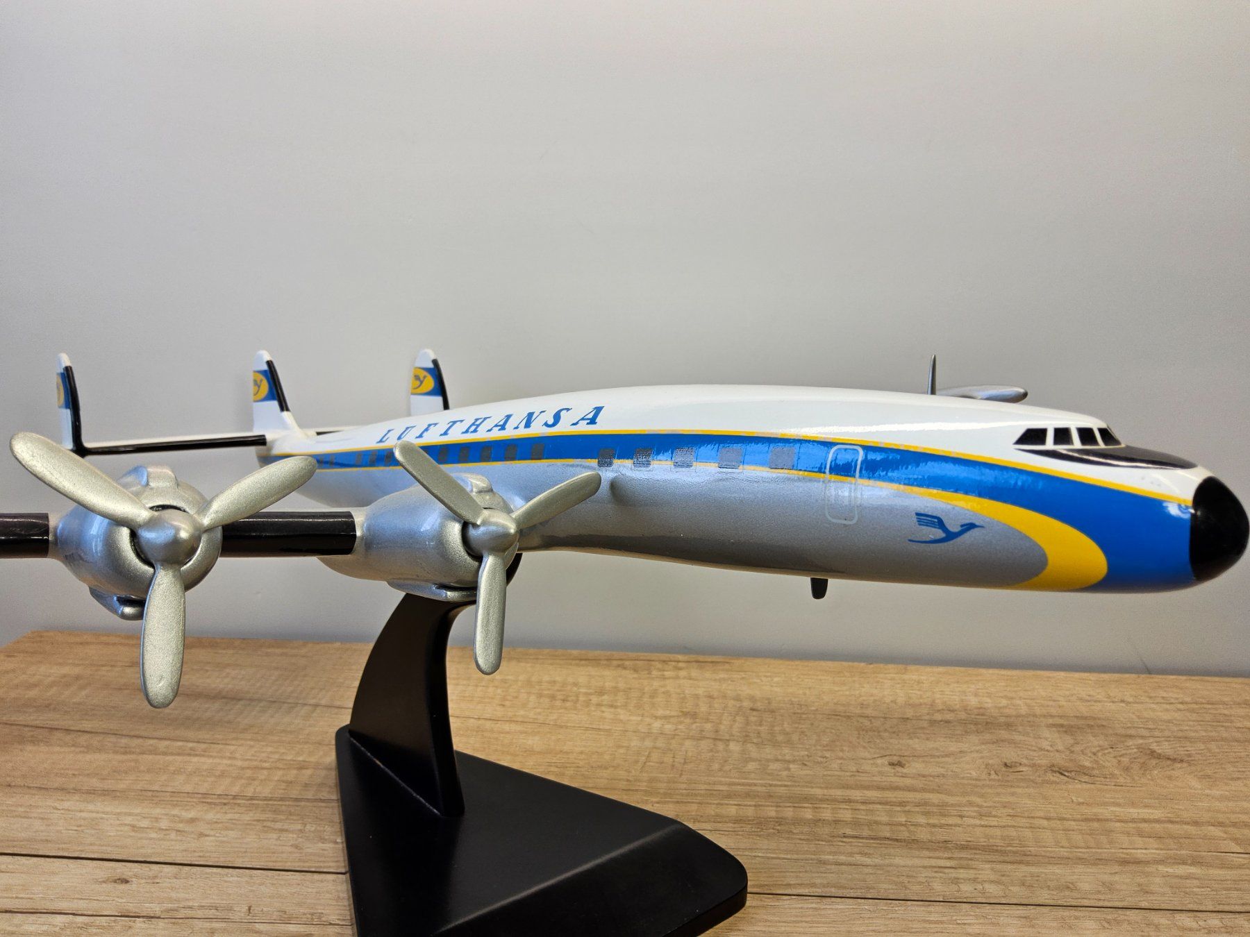 Lockheed Kit di modellismo & Modellini statici: Lufthansa __ Lockheed L-1049 Super Constellation _ 1:48 52cm – Usato da Uerikon venduto da Airport68 9