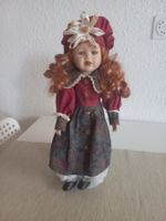 Porzellandame mit rotem Kleid und Hut, Sammlerstueck