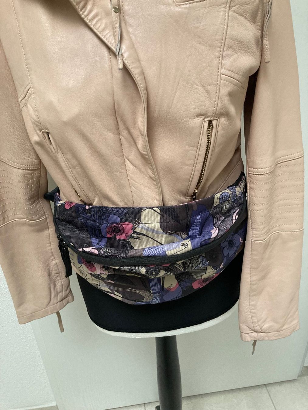 Taschen für Damen: Bauchtasche bunt – Gebraucht aus Glattpark (Opfikon) von Pangie 2